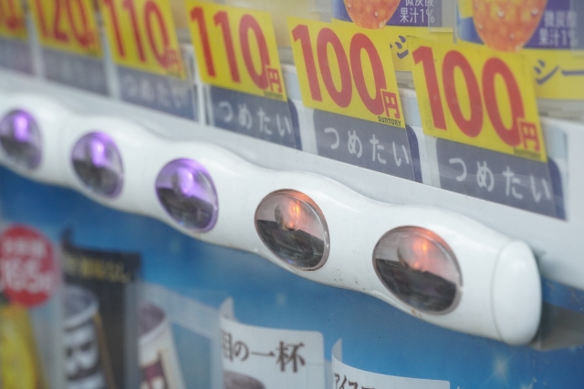 100円飲料を販売している自動販売機
